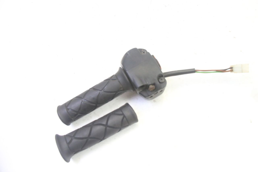 photo de COMMODO DROIT YAMAHA YP MAJESTY 125 (2007 - 2010) - Gros plan technique