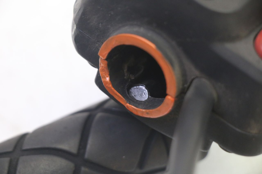 photo de COMMODO DROIT YAMAHA YP MAJESTY 125 (2007 - 2010) - Points de fixation