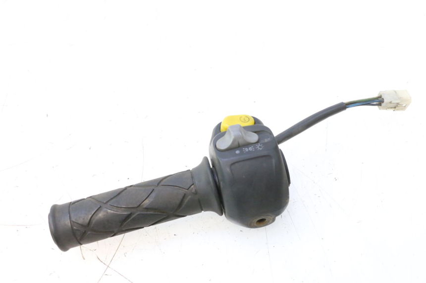 photo de COMMODO DROIT YAMAHA YP MAJESTY 125 (1998 - 2001) - Zoom état d’usage