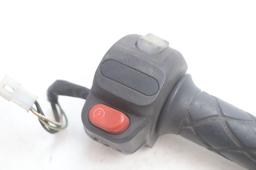 photo de COMMODO DROIT YAMAHA YP MAJESTY 125 (2002 - 2006) - Détail de la pièce