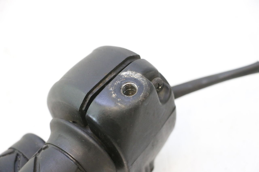 photo de COMMODO DROIT YAMAHA YP MAJESTY 125 (1998 - 2001) - Détail de la pièce