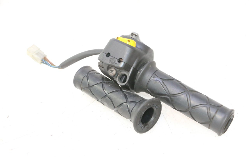 photo de COMMODO DROIT YAMAHA YP MAJESTY 125 (1998 - 2001) - Zoom état d’usage