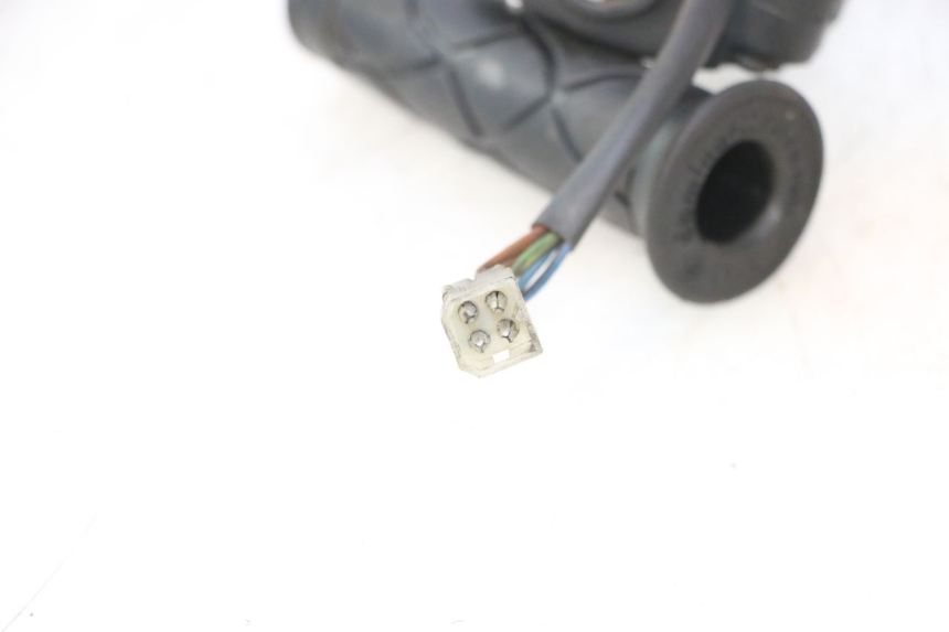photo de COMMODO DROIT YAMAHA YP MAJESTY 125 (1998 - 2001) - Autre angle de vue