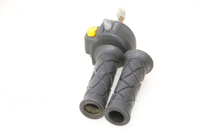 photo de COMMODO DROIT YAMAHA YP MAJESTY 125 (1998 - 2001) - Points de fixation