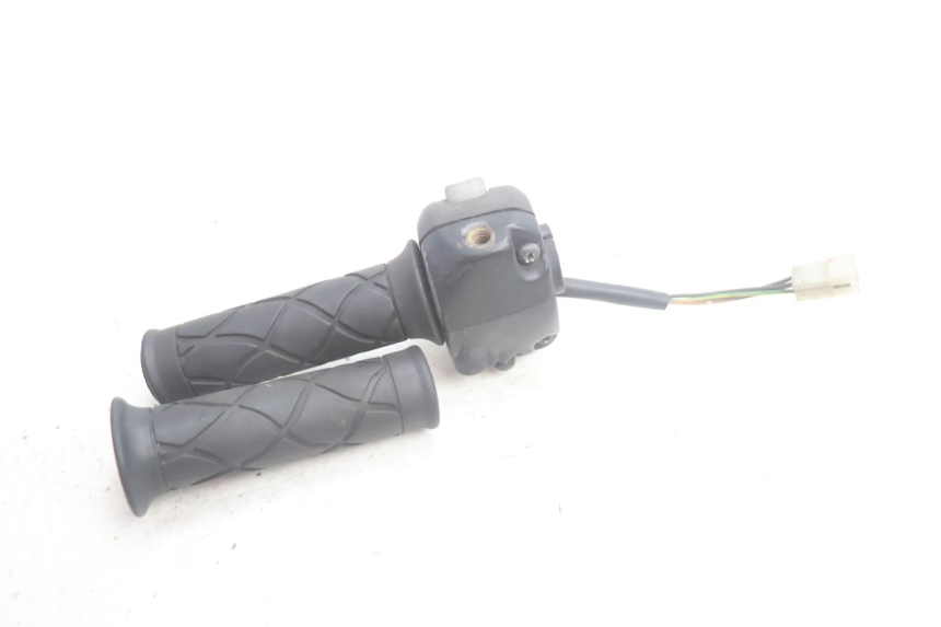 photo de COMMODO DROIT YAMAHA YP MAJESTY 125 (2002 - 2006) - Gros plan technique