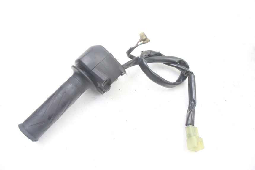 photo de COMMODO DROIT YAMAHA YP X-MAX XMAX 400 (2014 - 2017) - Gros plan technique