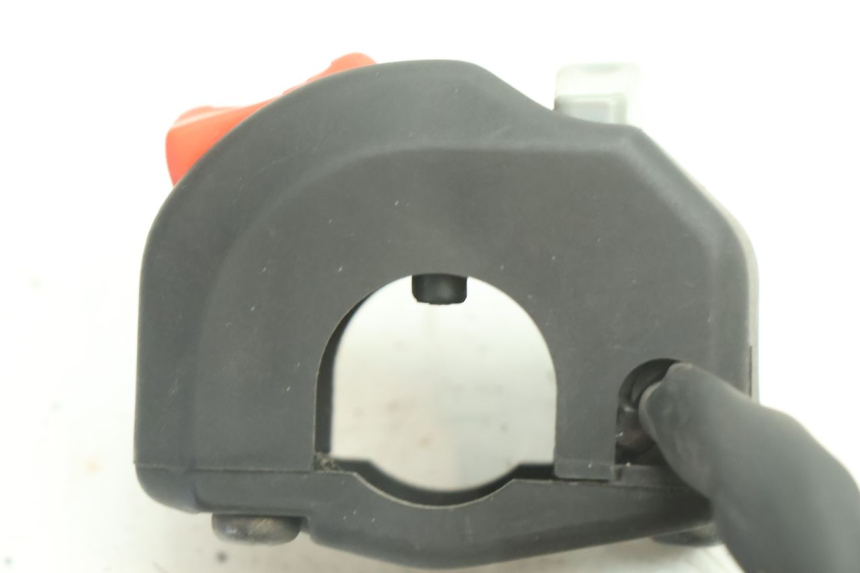 photo de COMMODO DROIT YAMAHA YZF R6 600 (2008 - 2009) - Gros plan technique