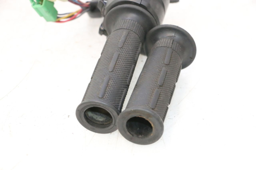 photo de COMMODO DROIT KAWASAKI ZX-6R ZX6R 600 (1995 - 1997) - Points de fixation