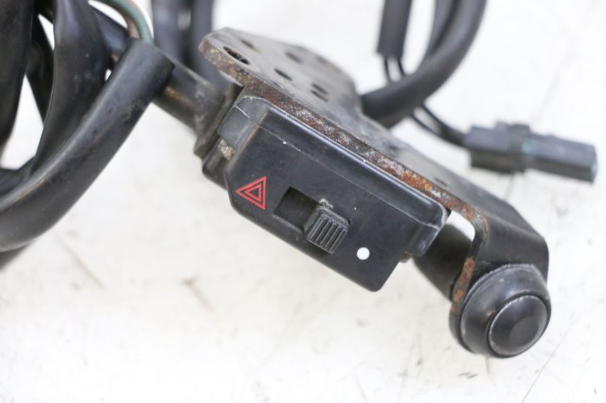 photo de COMMODO FEUX DETRESSE YAMAHA FJR ABS 1300 (2006 - 2012) - Détail de la pièce