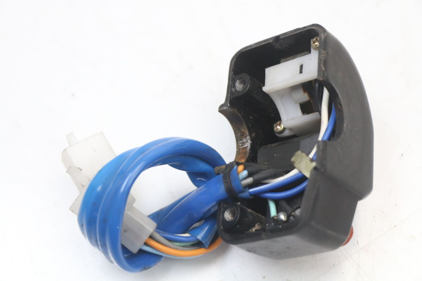 photo de COMMODO GAUCHE KYMCO AGILITY PREMIUM 50 (2007 - 2010) - Gros plan technique