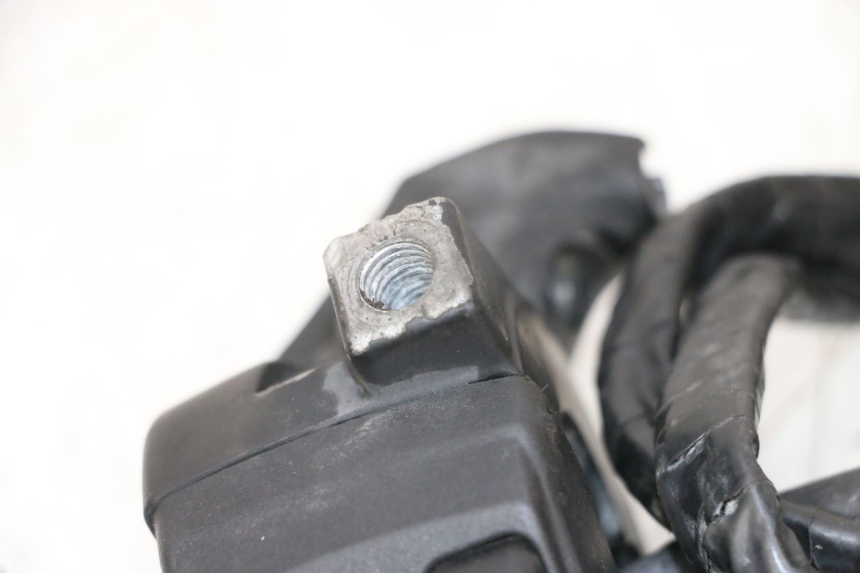 photo de COMMODO GAUCHE MBK BOOSTER SPIRIT NAKED 50 (2004 - 2017) - Marquages et références