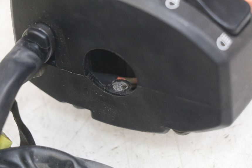 photo de COMMODO GAUCHE SUZUKI BURGMAN 650 (2002 - 2004) - Détail de la pièce