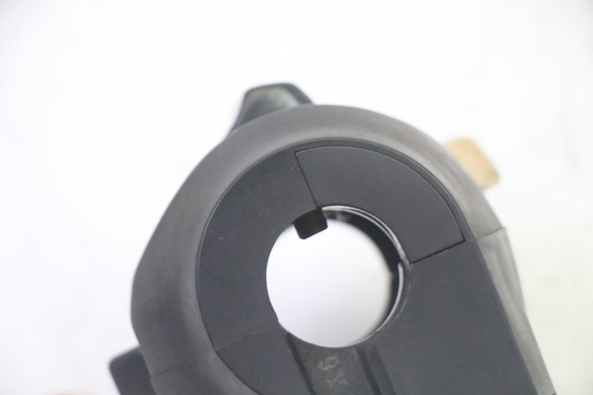 photo de COMMODO GAUCHE SUZUKI BURGMAN 125 (2007 - 2014) - Gros plan technique