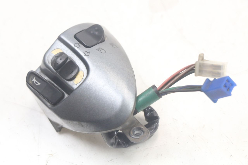 photo de COMMODO GAUCHE MBK FLAME X 125 (2004 - 2007) - Détail de la pièce