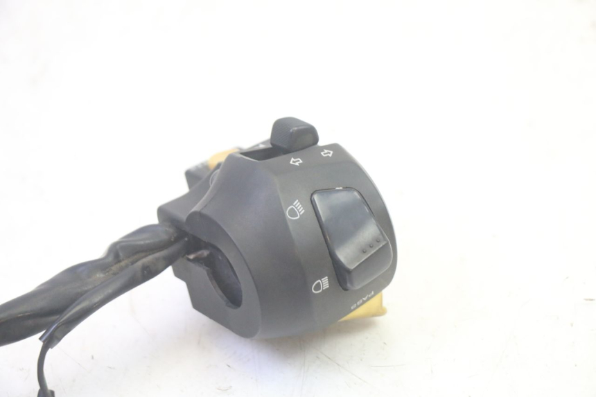 photo de COMMODO GAUCHE SYM GTS EVO 125 (2009 - 2013) - Gros plan technique