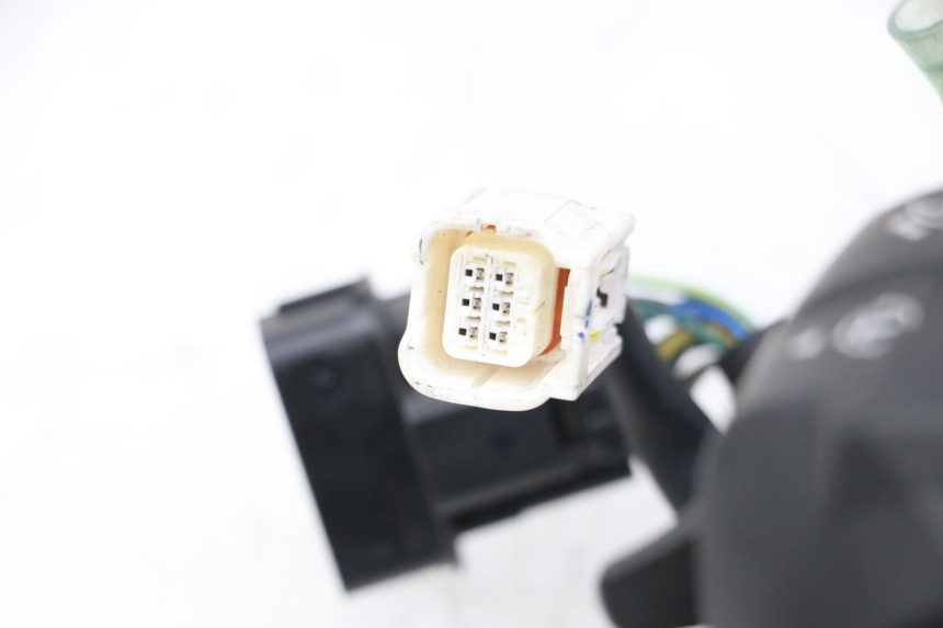 photo de COMMODO GAUCHE HONDA FORZA 125 (2021 - 2025) - Gros plan technique