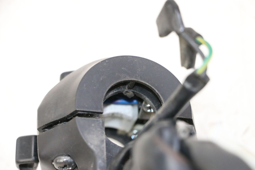 photo de COMMODO GAUCHE SYM JOYMAX 125 (2010 - 2017) - Détail de la pièce