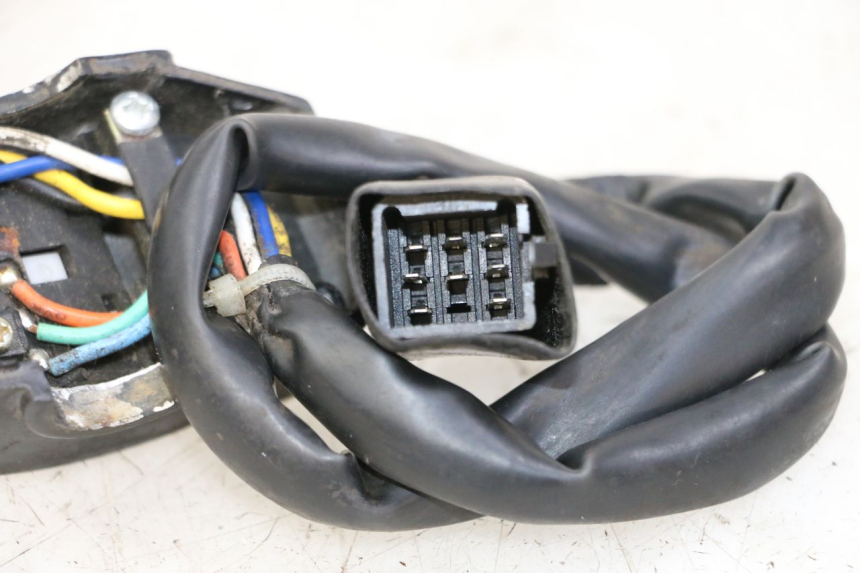 photo de COMMODO GAUCHE PEUGEOT KISBEE 2T 50 (2010 - 2017) - Gros plan technique