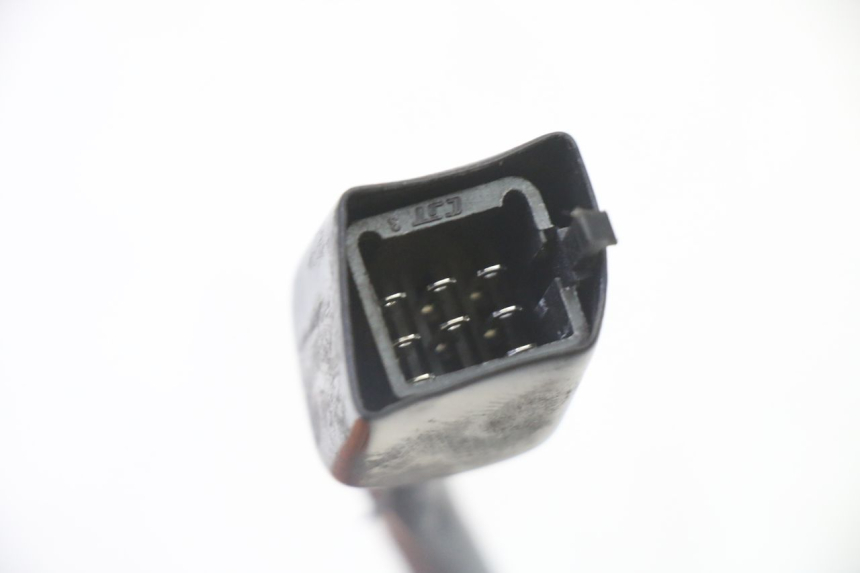 photo de COMMODO GAUCHE PEUGEOT KISBEE 2T 50 (2010 - 2017) - Gros plan technique