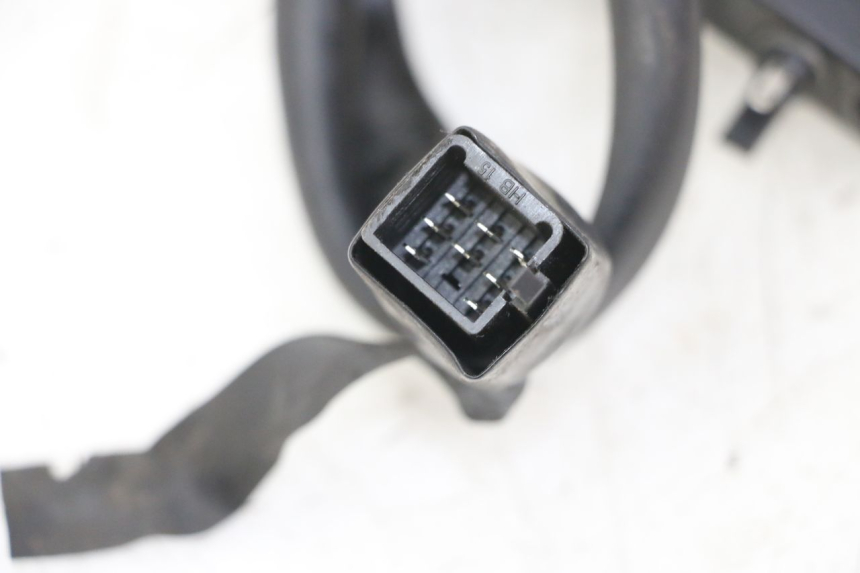 photo de COMMODO GAUCHE PEUGEOT KISBEE 4T 50 (2010 - 2017) - Gros plan technique