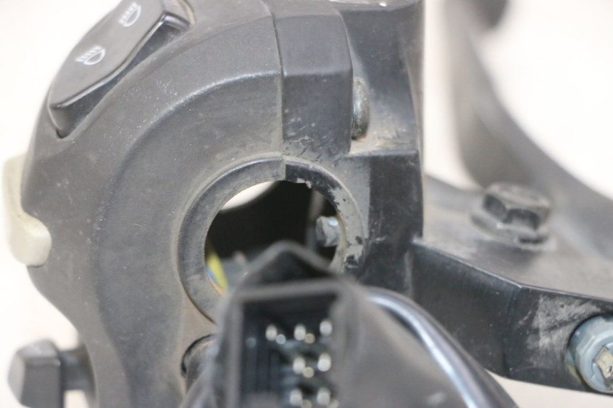 photo de COMMODO GAUCHE PEUGEOT KISBEE 4T 50 (2018 - 2022) - Gros plan technique