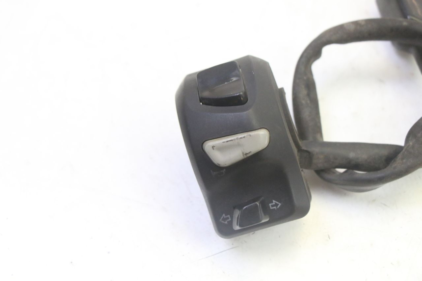 photo de COMMODO GAUCHE PEUGEOT KISBEE 4T 50 (2018 - 2022) - Détail de la pièce