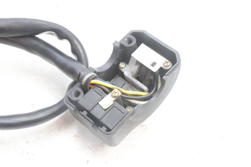 photo de COMMODO GAUCHE PEUGEOT KISBEE 4T 50 (2010 - 2017) - Gros plan technique