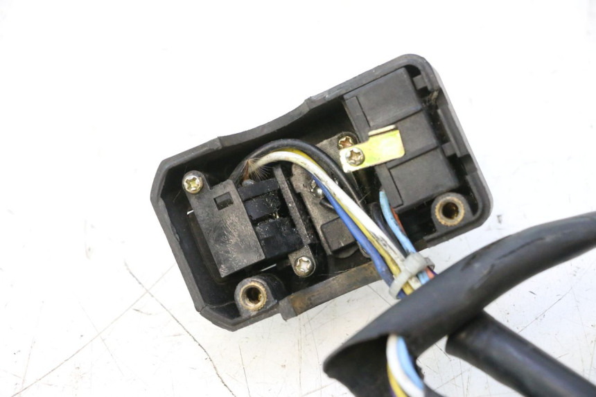 photo de COMMODO GAUCHE PEUGEOT KISBEE 4T 50 (2018 - 2022) - Gros plan technique
