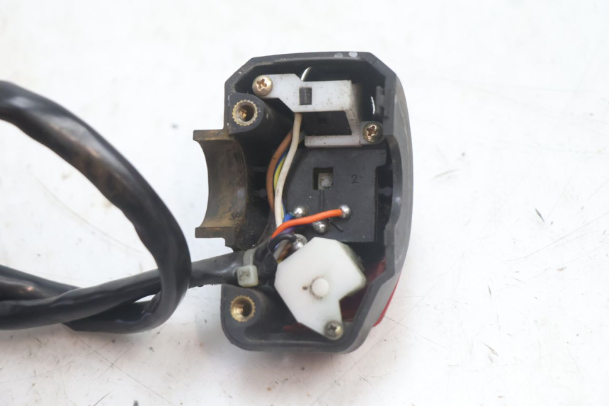 photo de COMMODO GAUCHE PEUGEOT LUDIX 50 (2005 - 2007) - Gros plan technique