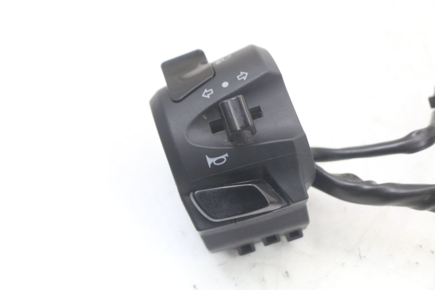 photo de COMMODO GAUCHE MASAI SCRAMBLER SPORT 125 (2021 - 2025) - Détail de la pièce