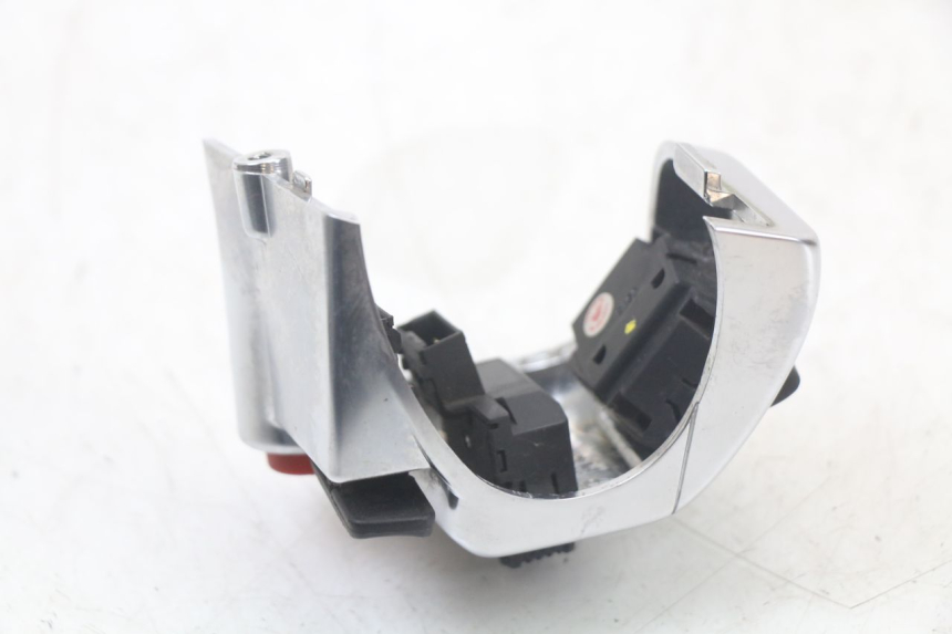 photo de COMMODO GAUCHE PIAGGIO MP3 HPE 350 (2018 - 2020) - État de surface