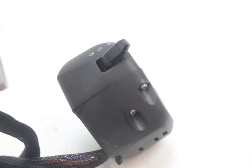 photo de COMMODO GAUCHE PIAGGIO MP3 HPE 530 (2022 - 2026) - Points de fixation