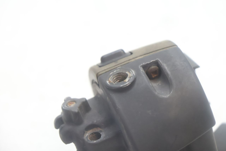 photo de COMMODO GAUCHE MBK NITRO 50 (2004 - 2008) - Points de fixation
