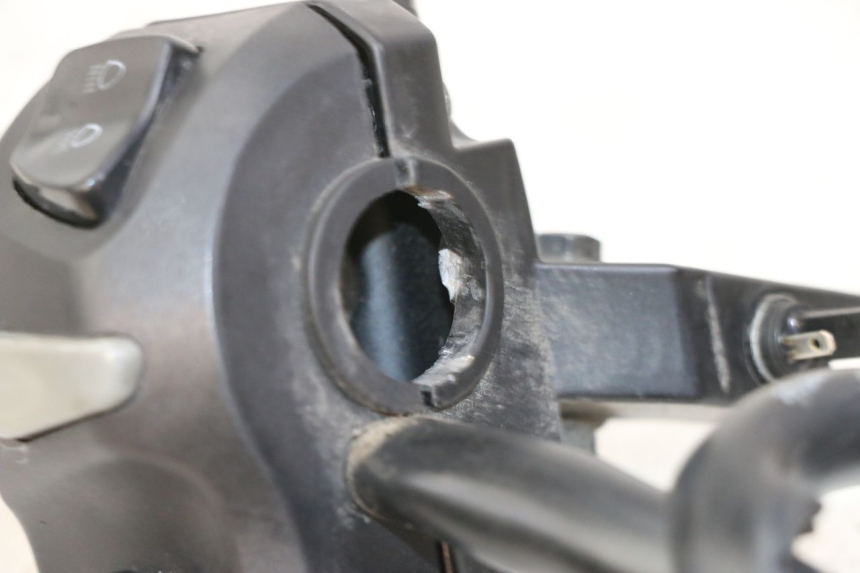 photo de COMMODO GAUCHE PEUGEOT KISBEE 4T 50 (2018 - 2022) - Détail de la pièce