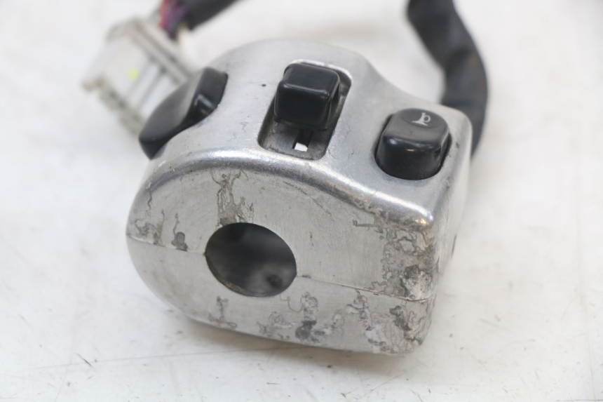 photo de COMMODO GAUCHE PIAGGIO BEVERLY 125 (1998 - 2005) - Gros plan technique