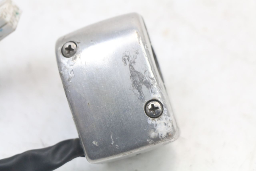 photo de COMMODO GAUCHE PIAGGIO BEVERLY 125 (1998 - 2005) - Points de fixation