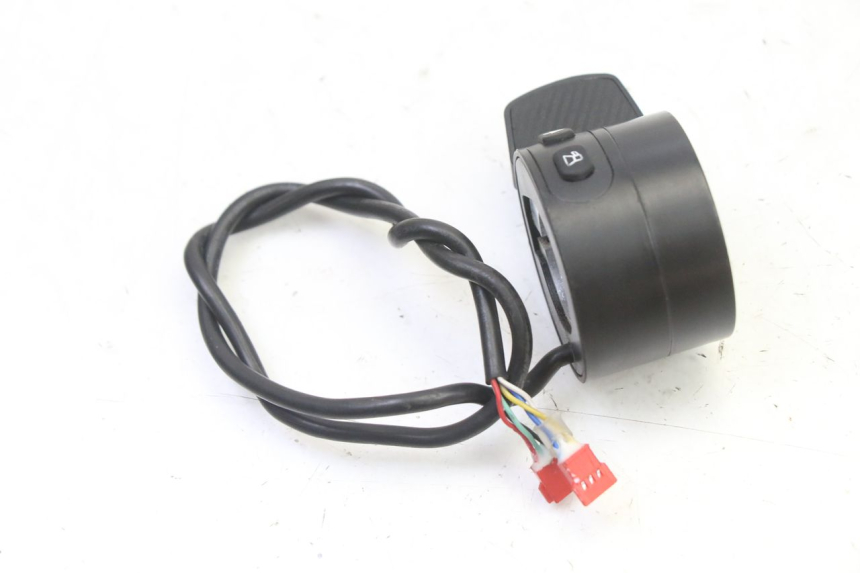 photo de COMMODO GAUCHE PUNK ELECTRIC RIDER 1 - Gros plan technique