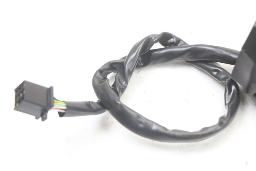 photo de COMMODO GAUCHE ROYAL ENFIELD SCRAM 411 (2022 - 2024) - Points de fixation