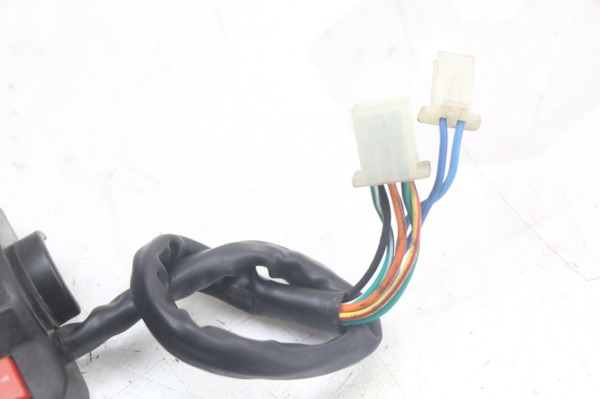 photo de COMMODO GAUCHE KEEWAY RY6 2T 50 (2011 - 2019) - Gros plan technique