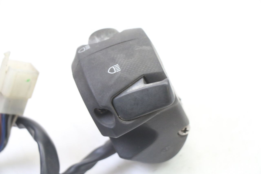 photo de COMMODO GAUCHE PEUGEOT SATELIS 250 (2006 - 2012) - Gros plan technique