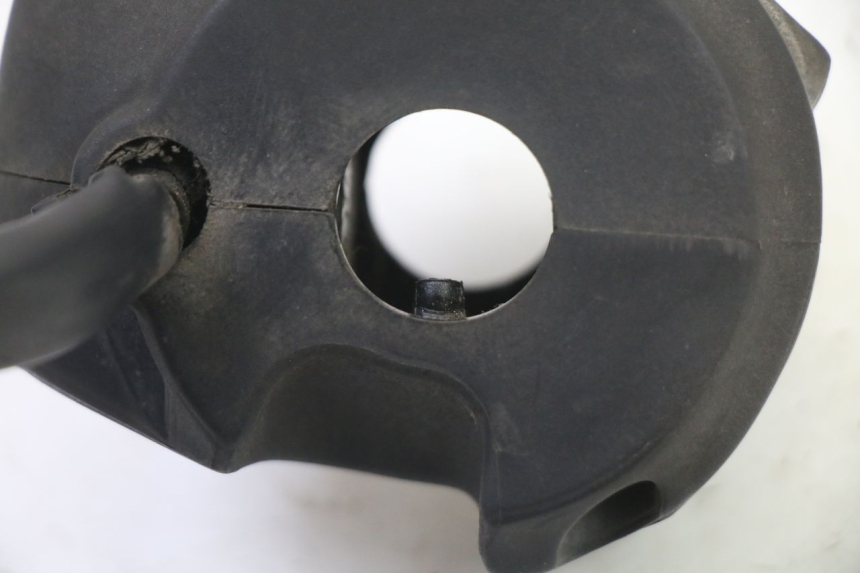 photo de COMMODO GAUCHE PEUGEOT SATELIS 250 (2006 - 2012) - Points de fixation