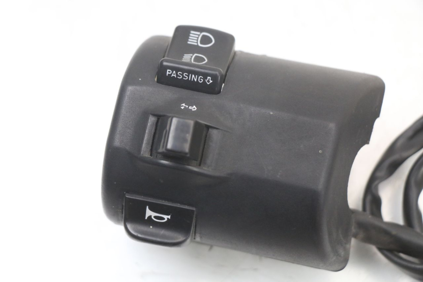 photo de COMMODO GAUCHE APRILIA SCARABEO GT 125 (1999 - 2007) - Détail de la pièce