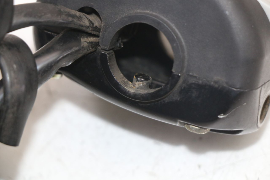 photo de COMMODO GAUCHE KYMCO SUPER 8 125 (2008 - 2015) - Points de fixation