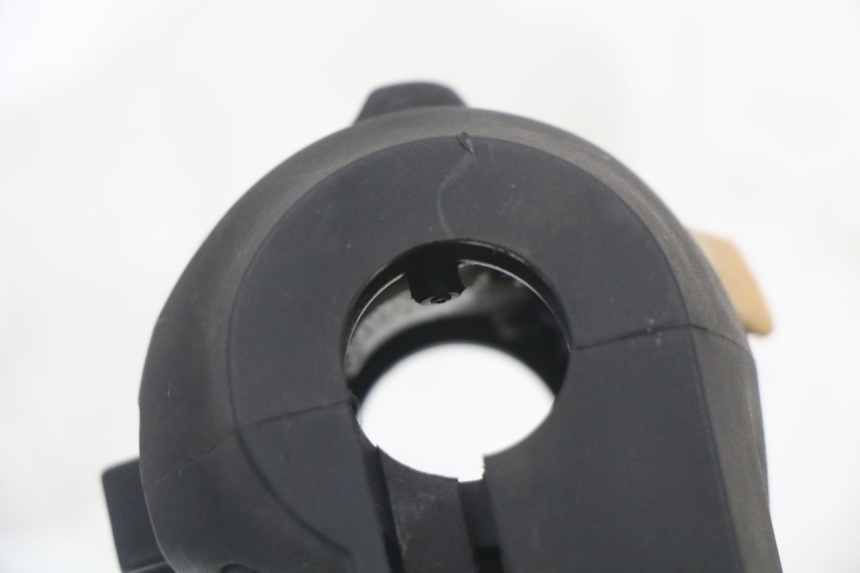 photo de COMMODO GAUCHE SUZUKI BURGMAN 125 (2018 - 2021) - Points de fixation