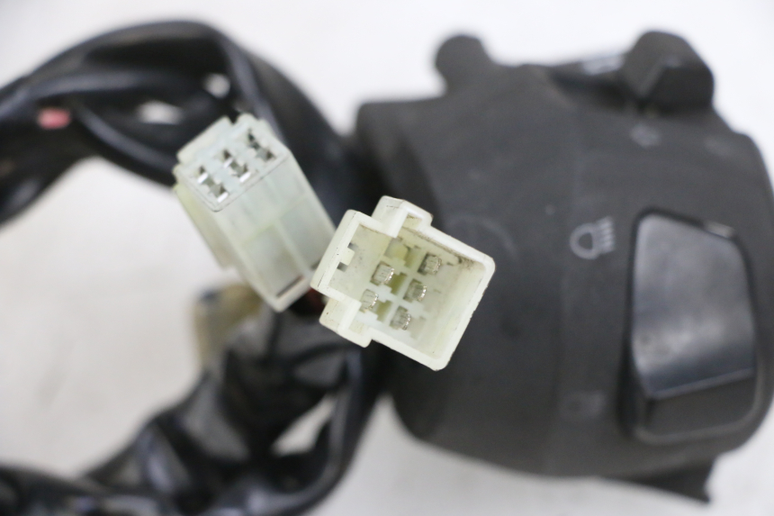 photo de COMMODO GAUCHE YAMAHA X-MAX XMAX 125 (2010 - 2013) - Autre angle de vue