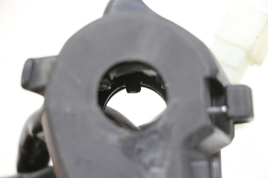 photo de COMMODO GAUCHE YAMAHA X-MAX XMAX 125 (2010 - 2013) - Points de fixation