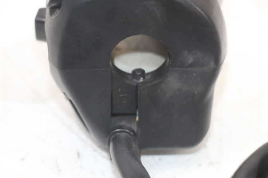 photo de COMMODO GAUCHE YAMAHA FZ1 FAZER 1000 (2007 - 2009) - Points de fixation