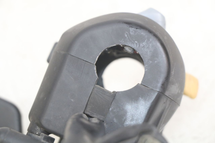 photo de COMMODO GAUCHE YAMAHA YP MAJESTY 400 (2004 - 2008) - Détail de la pièce