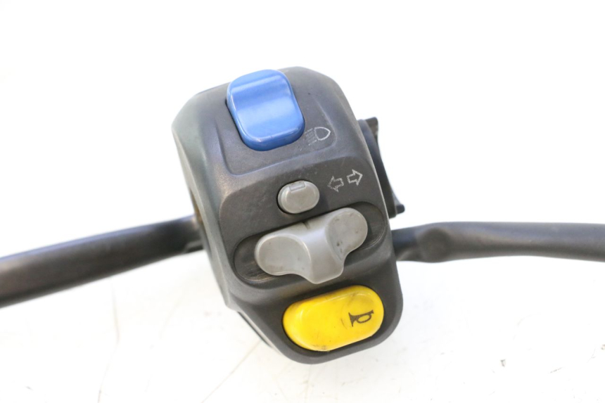 photo de COMMODO GAUCHE YAMAHA YP MAJESTY 125 (1998 - 2001) - Détail de la pièce
