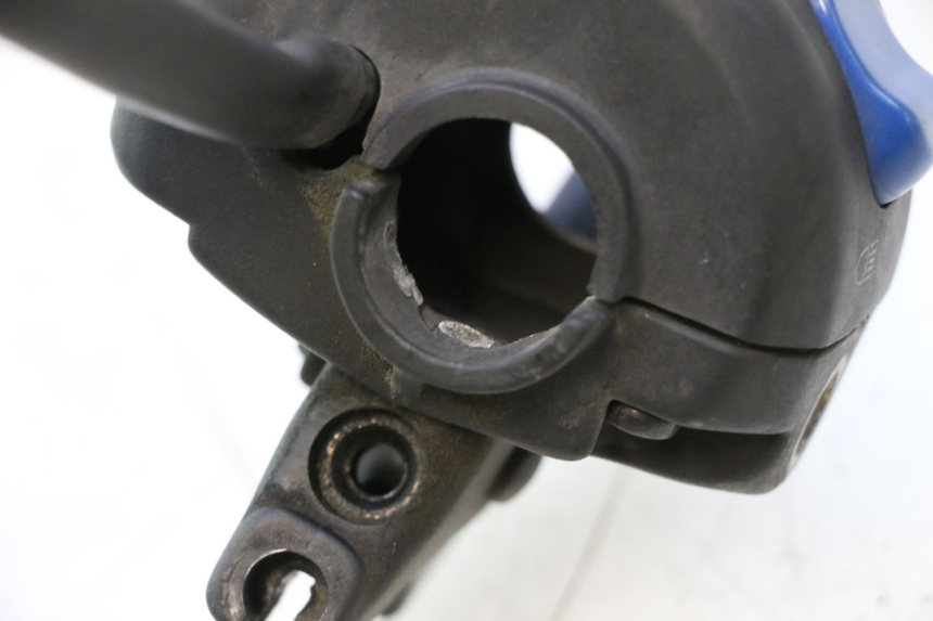 photo de COMMODO GAUCHE YAMAHA YP MAJESTY 125 (1998 - 2001) - Points de fixation